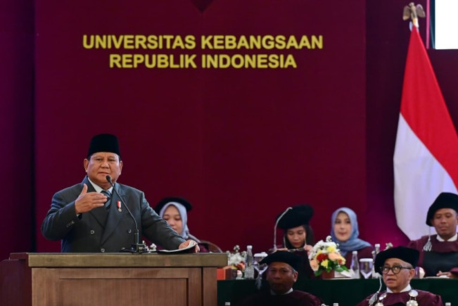 Video Momen Prabowo Nyanyi Kasih Ibu di Acara Wisudawan UKRI